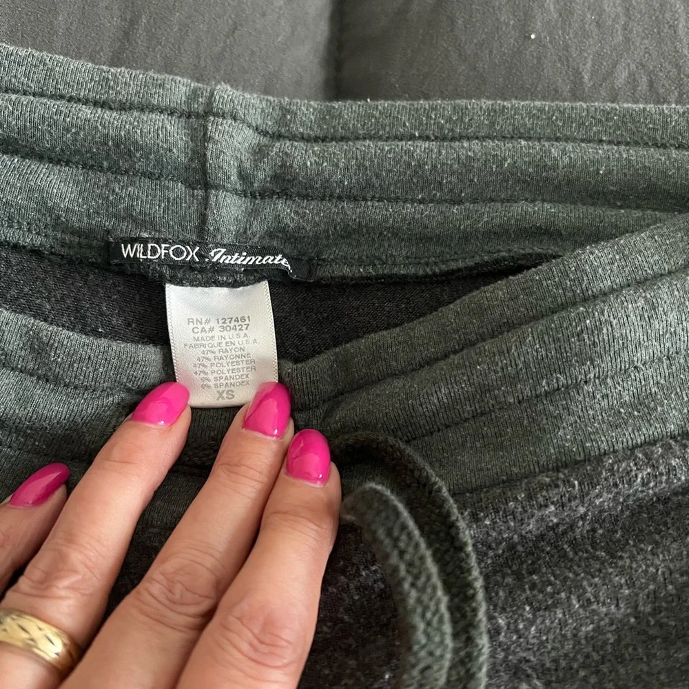 Wildfox Gray Lounge Pants with Pink/Red Lips Logo - Picture 4 of 11